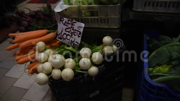 农民各种有机蔬菜的食品市场摊位视频的预览图