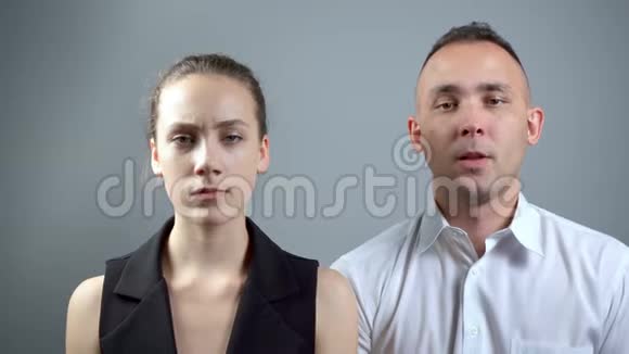 灰色背景的男女通谕视频视频的预览图