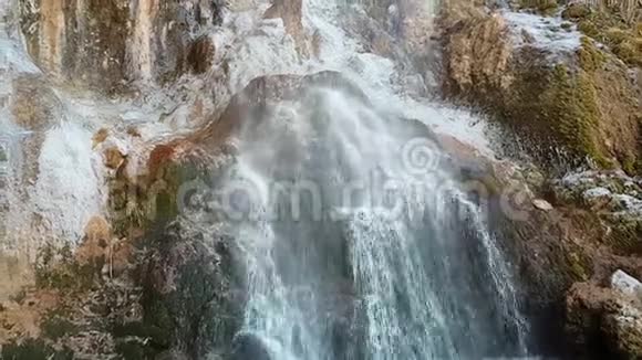 美丽明亮的瀑布在卡巴迪诺共和国巴尔干在俄罗斯秋游高加索冷冻水冰视频的预览图