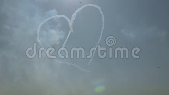 一颗心画在晴朗的蓝天上这种图案是由一架飞机绘制的视频的预览图