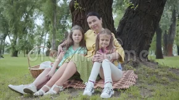 家庭休闲和人的观念快乐的祖母和孙女在夏天公园野餐成熟的女人视频的预览图