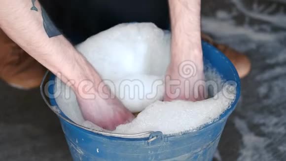 蓝色水桶里的白色泡沫视频的预览图