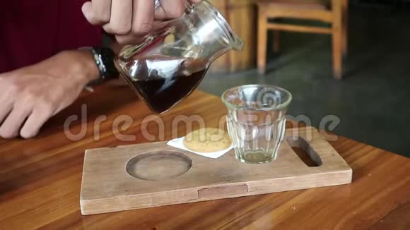一个喝黑咖啡的人视频的预览图