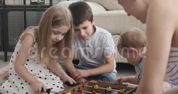 一家人在家玩足球游戏视频的预览图