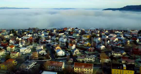 雾悄悄地钻进了山里的小镇4K视频视频的预览图