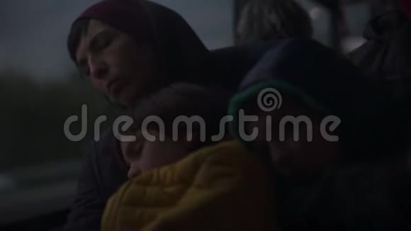 带着妈妈的孩子睡在夜车里视频的预览图
