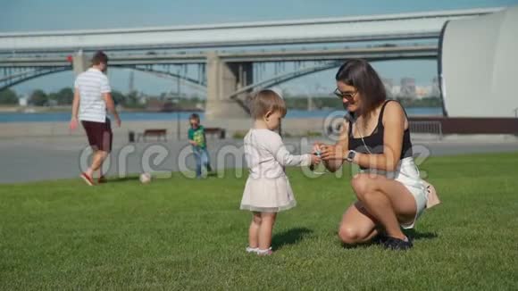 家庭享受周末在城市公园视频的预览图