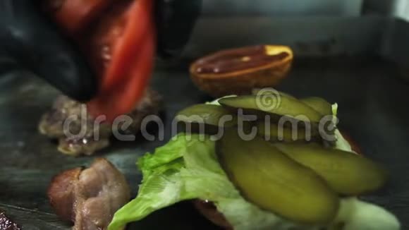 做汉堡包烤牛肉或猪肉切块慢动作高清高清视频的预览图