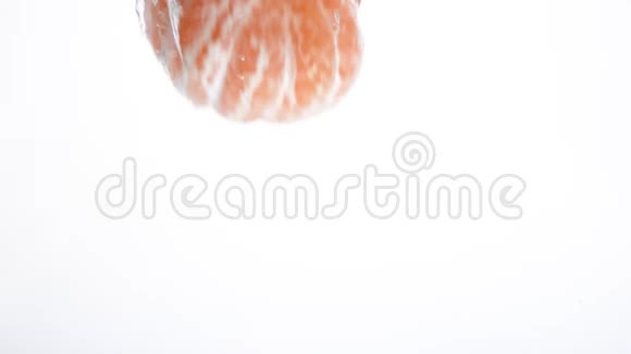 在水中缓慢下落的普通话熟橘子视频的预览图