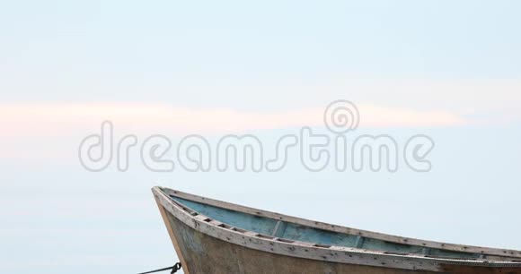 在平静的海面上碧蓝的天空船在前景中视频的预览图