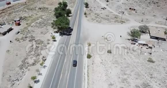 在美国亚利桑那州的夏季炎热跟随银车沿着荒凉的砂岩沙漠道路行驶公路旅行概念视频的预览图