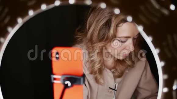 高加索妇女化妆师坐在环形光前的眼影视频的预览图