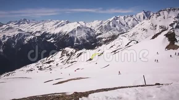 滑翔伞起飞阿尔卑斯山雪山上带滑翔伞起飞的人视频的预览图