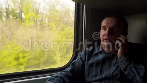 一个靠近火车车窗的男人通过电话交流视频的预览图