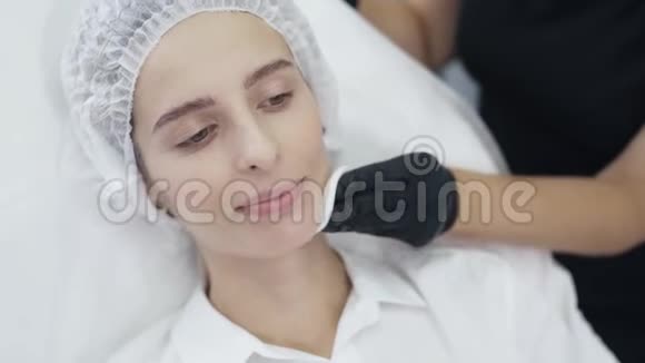 慢动作特写医生注射前用棉碟消毒和清洁病人皮肤视频的预览图