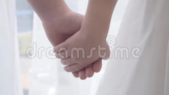 镜头慢慢移动小白种人手牵着手孩子们团结团结视频的预览图
