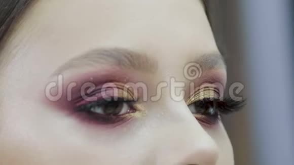 化妆师在美容院做专业化妆少女视频的预览图