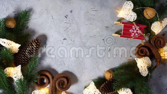 圣诞节的节日装饰松枝小雪橇坚果趴在桌子上漂亮的女性手拿着礼物视频的预览图