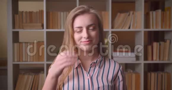 年轻漂亮的高加索女学生的特写照片她做了一个脸掌心看着时既恼怒又羞愧视频的预览图
