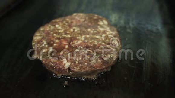 做汉堡包烤牛肉或猪肉切块慢动作高清高清视频的预览图
