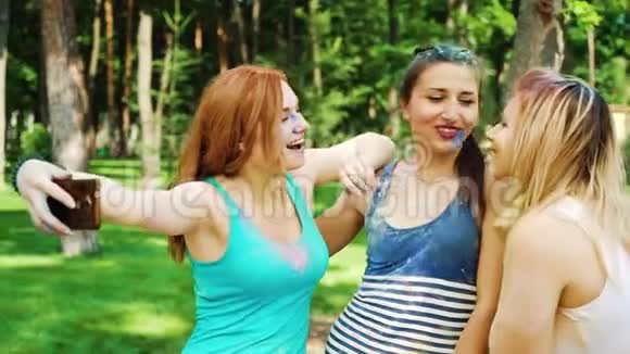 霍莉节后女性朋友的自拍时光被五颜六色的粉末覆盖视频的预览图
