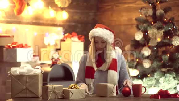 带着圣诞礼物令人惊讶的漂亮女孩新年有趣的女人家庭圣诞气氛打开新年礼物视频的预览图