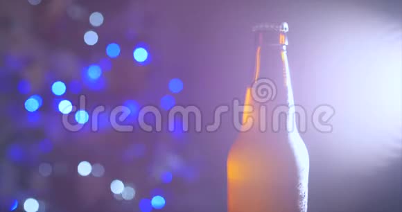 在节日或新年的灯光背景下在美丽的背景下杯香槟或啤酒视频的预览图