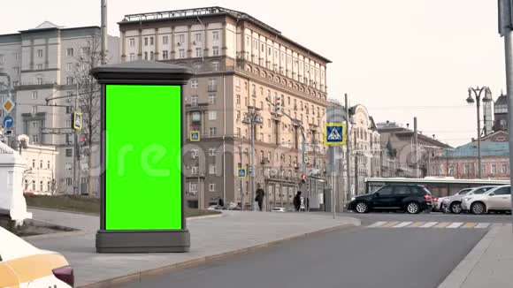 市街一天绿色窗户展示站在路边视频的预览图