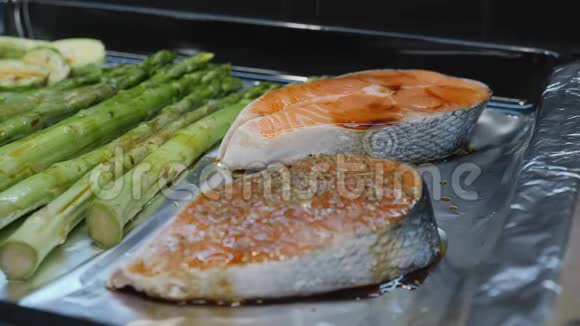 两片红三文鱼正在烤前用红椒盐和香料调味视频的预览图