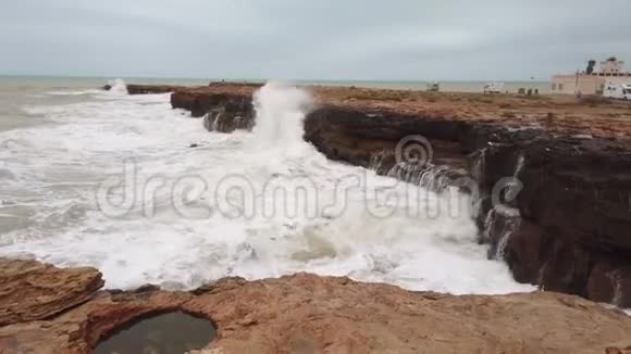 极端波浪撞击海岸慢运动大浪视频的预览图