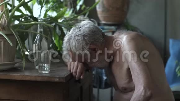 喝醉的老人睡在桌子旁视频的预览图