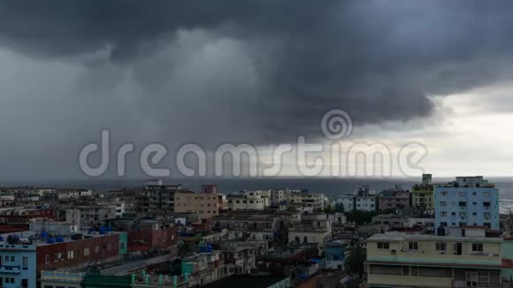 古哈瓦那上空暴风雨的电影视频的预览图