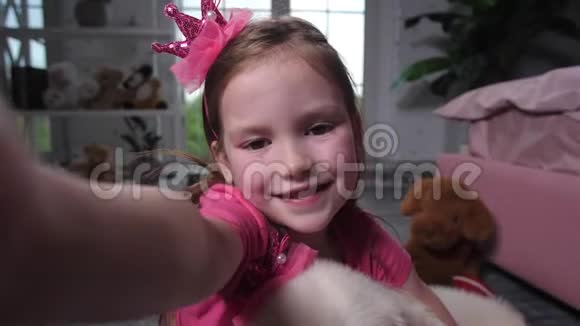 儿童与小狗在家自拍的肖像视频的预览图
