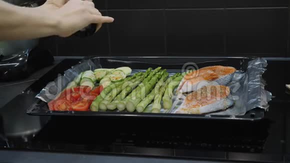 手用香料和盐调味蔬菜和鲑鱼烹饪概念视频的预览图