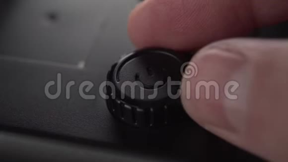 一个黑色的启动按钮和电源调节装置用塑料外壳你的手指视频的预览图