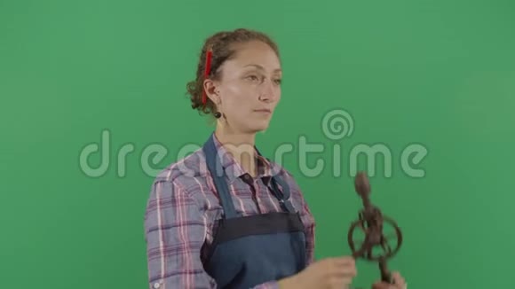 疯狂女人木匠钻头视频的预览图