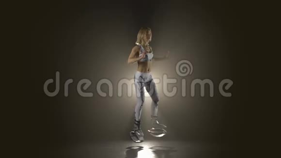 运动女性在聚光灯下穿着kangoo跳鞋做健身运动视频的预览图