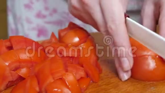 用刀切番茄的女人手视频的预览图