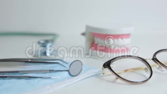 牙科办公室桌子上的正畸牙齿模型和专业牙科工具视频的预览图