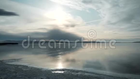 这一个鸟瞰图冻河的冬季景观冰映着天空和太阳低温视频的预览图