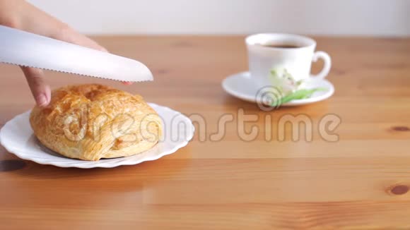 女人在早餐时切新鲜糕点视频的预览图
