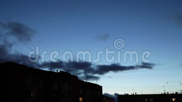 黑云与白光天空背景和城市灯光午夜黄昏时间视频的预览图