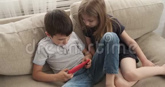 孩子们在手机上享受游戏视频的预览图