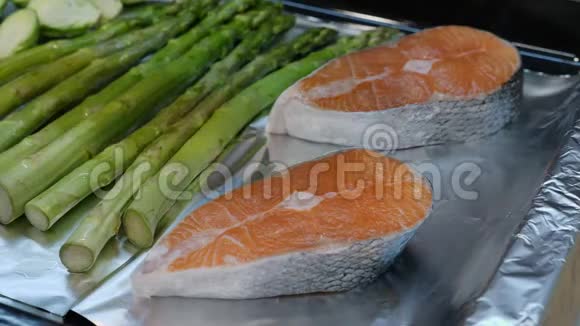 厨师调味鳟鱼鱼橄榄油烤前在电烤箱视频的预览图