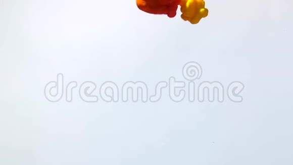 美丽的慢镜头视频红黄橙水彩墨水美丽的卷曲在水中视频的预览图