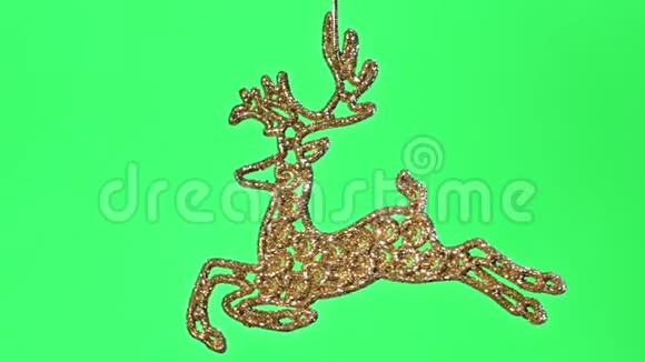 金色的圣诞鹿在绿色的屏幕上视频的预览图