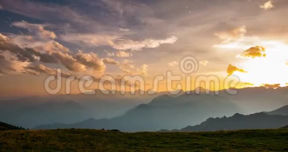 从阿尔卑斯山的高处白天到夜晚的时间都在流逝山峦叠嶂云雾缭绕云雾缭绕视频的预览图