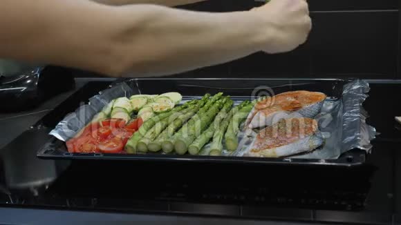 女人是调味红鳟鱼鲑鱼鱼片与胡椒盐和香料前烧烤烹饪概念视频的预览图