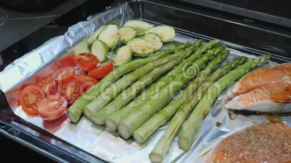 新鲜蔬菜和三文鱼烤前用红椒调味视频的预览图