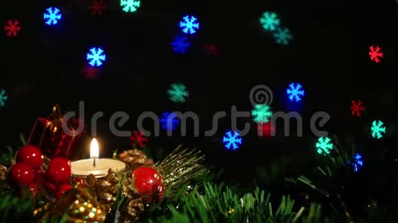 圣诞蜡烛和圣诞灯前的装饰视频的预览图